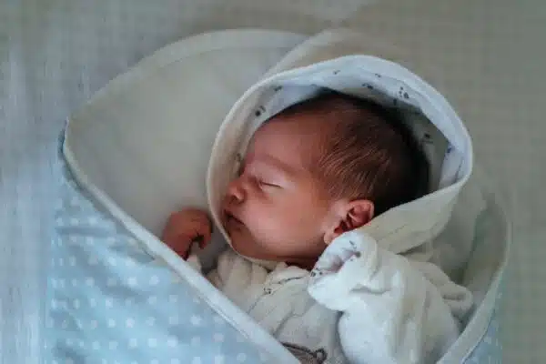Gérer les troubles du sommeil chez les bébés et les enfants : astuces et méthodes efficaces