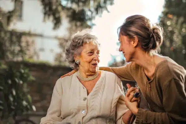 Les avantages de la socialisation chez les personnes âgées : créer des liens et améliorer le bien-être
