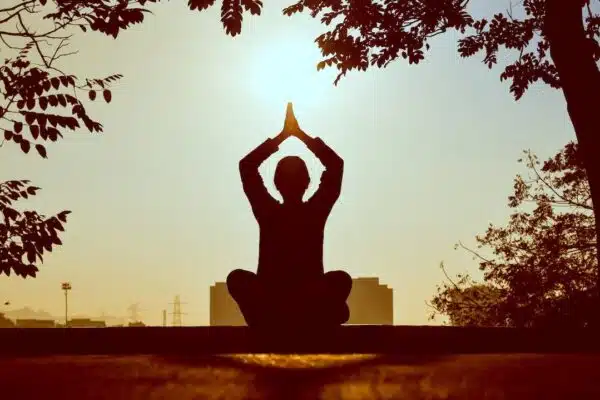 Les bienfaits de la méditation pour combattre la dépression : une solution naturelle et efficace