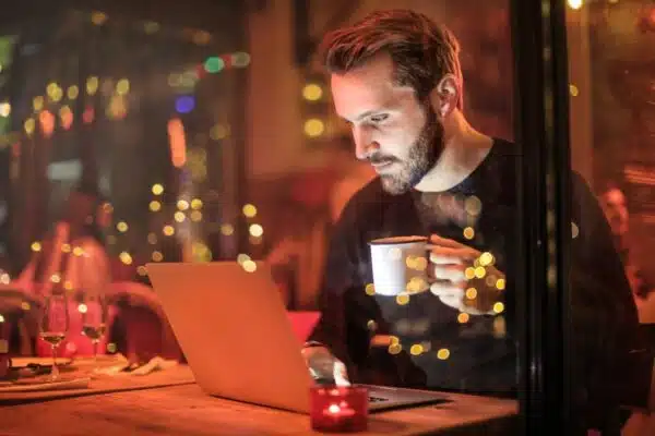 Travail de nuit : comprendre les risques et les solutions pour les éviter