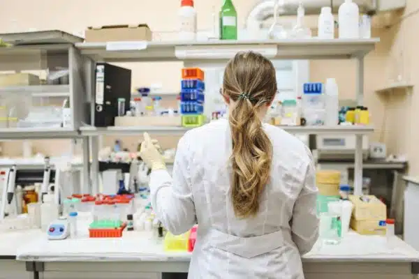 Les démarches administratives à entreprendre pour exercer le métier de pharmacienne sans diplôme