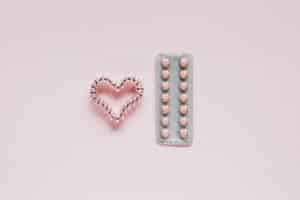 Choisir sa contraception après la naissance : avantages et inconvénients des différentes options