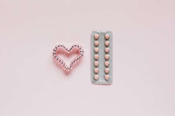 Choisir sa contraception après la naissance : avantages et inconvénients des différentes options