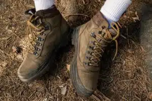 Les astuces pour bien ajuster ses chaussures de sécurité et éviter les douleurs aux pieds