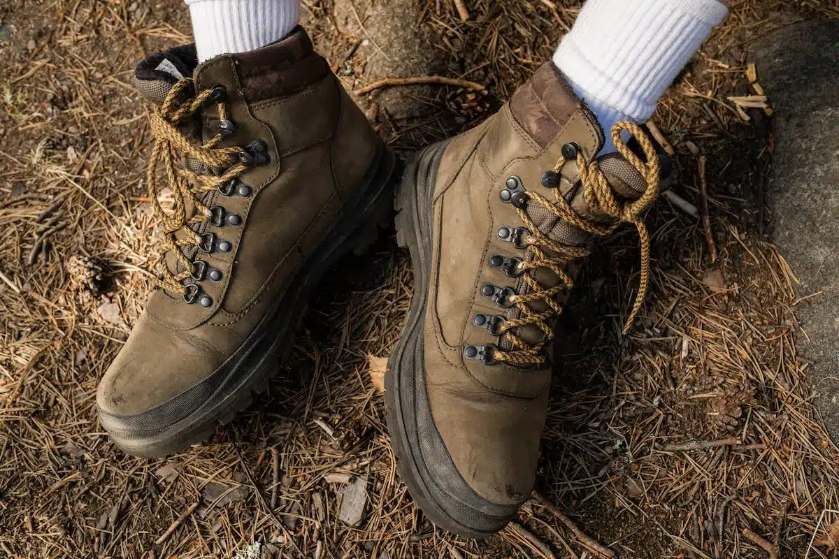 Les astuces pour bien ajuster ses chaussures de sécurité et éviter les douleurs aux pieds