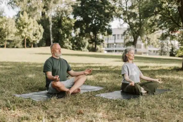Les vertus de la méditation et de la relaxation pour les seniors : une source de bien-être et de sérénité