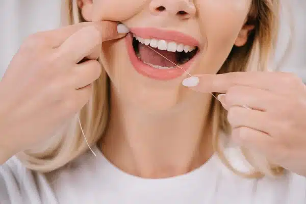 3 astuces naturelles pour prévenir le tartre dentaire noir
