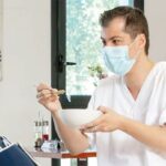 Comment travailler en tant que aide soignant