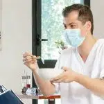 Comment travailler en tant que aide soignant