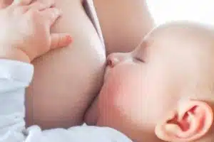 Les bénéfices du lait maternel pour la santé de la maman et du bébé