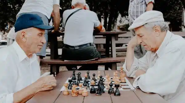 Les bienfaits de la socialisation pour les seniors : astuces pour un réseau social actif