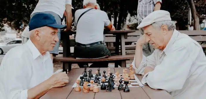 Les bienfaits de la socialisation pour les seniors : astuces pour un réseau social actif