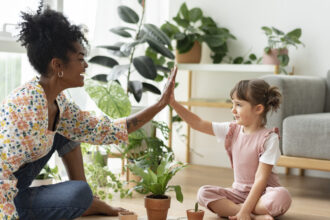 Rentrer en France avec des enfants : ce qu'il faut savoir avant d'embaucher une nounou à domicile