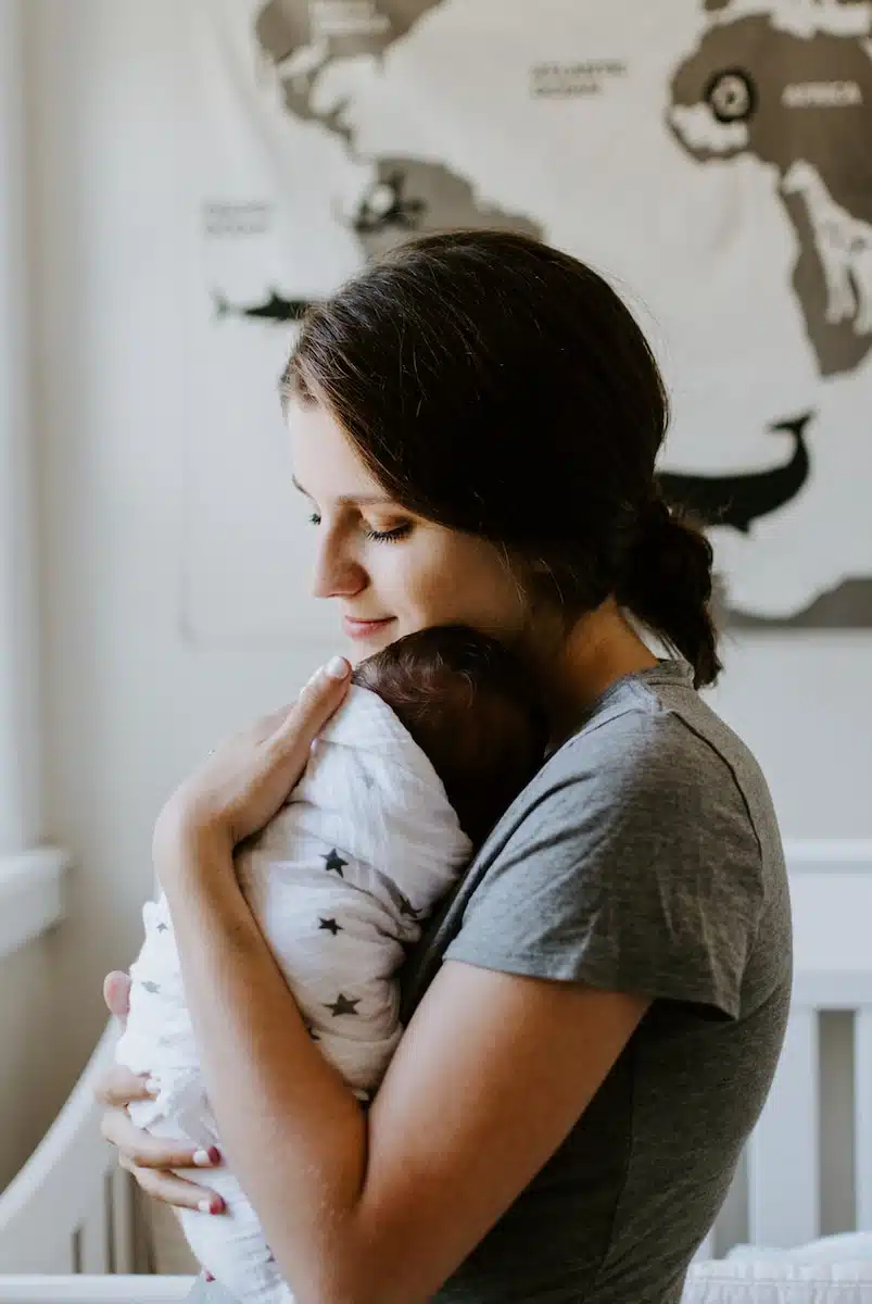 Explorons les raisons pour lesquelles votre bébé jette la tête en arrière.